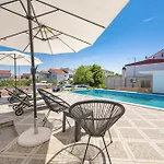 Guest house Appartmants 1 With Pool And Private Jakuzzi Vodice