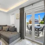 Appartmants 1 With Pool And Private Jakuzzi 4* Vodice