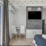 Appartmants 1 With Pool And Private Jakuzzi 4*