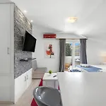 Guest house Appartmants 1 With Pool And Private Jakuzzi Vodice
