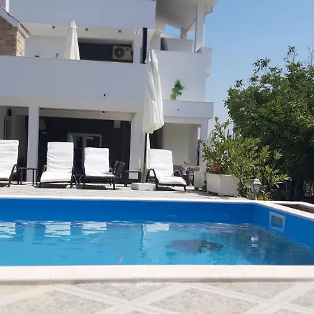 1 With Pool And Private Jacuzzi 4* Vodice