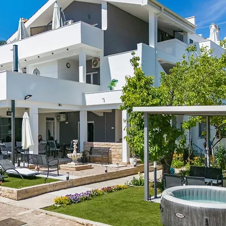 Appartmants 1 With Pool And Private Jakuzzi Guest house Vodice