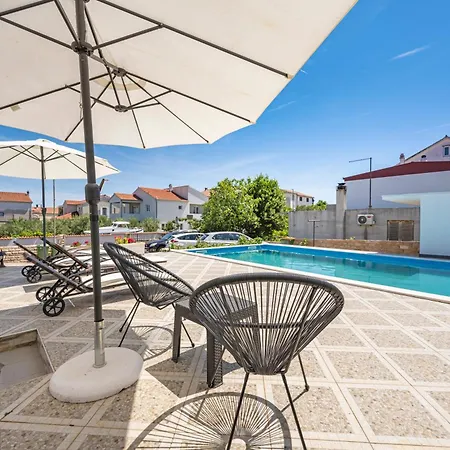 Pensionat 1 With Pool And Private Jacuzzi Vodice