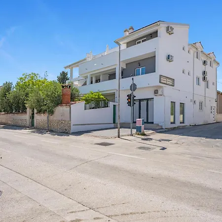 Guest house Appartmants 1 With Pool And Private Jakuzzi 4*