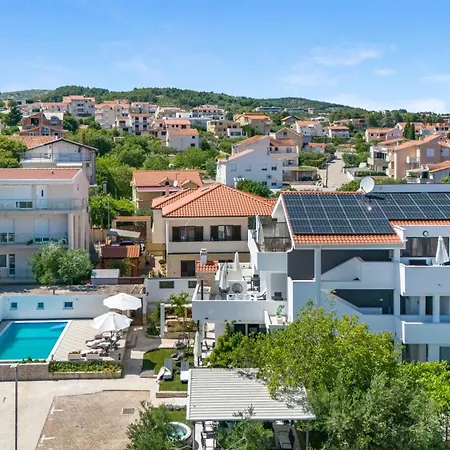 Appartmants 1 With Pool And Private Jakuzzi 4*