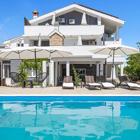 Appartmants 1 With Pool And Private Jakuzzi Guest house