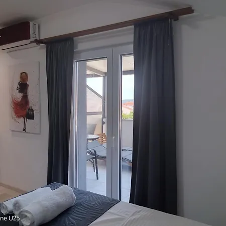 1 With Pool And Private Jacuzzi 4* Vodice