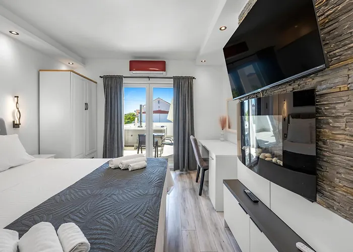 Vodice Guesthouse ゲストハウス ヴォディツェ