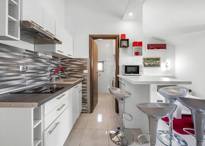 Vodice Guesthouse ゲストハウス ヴォディツェ